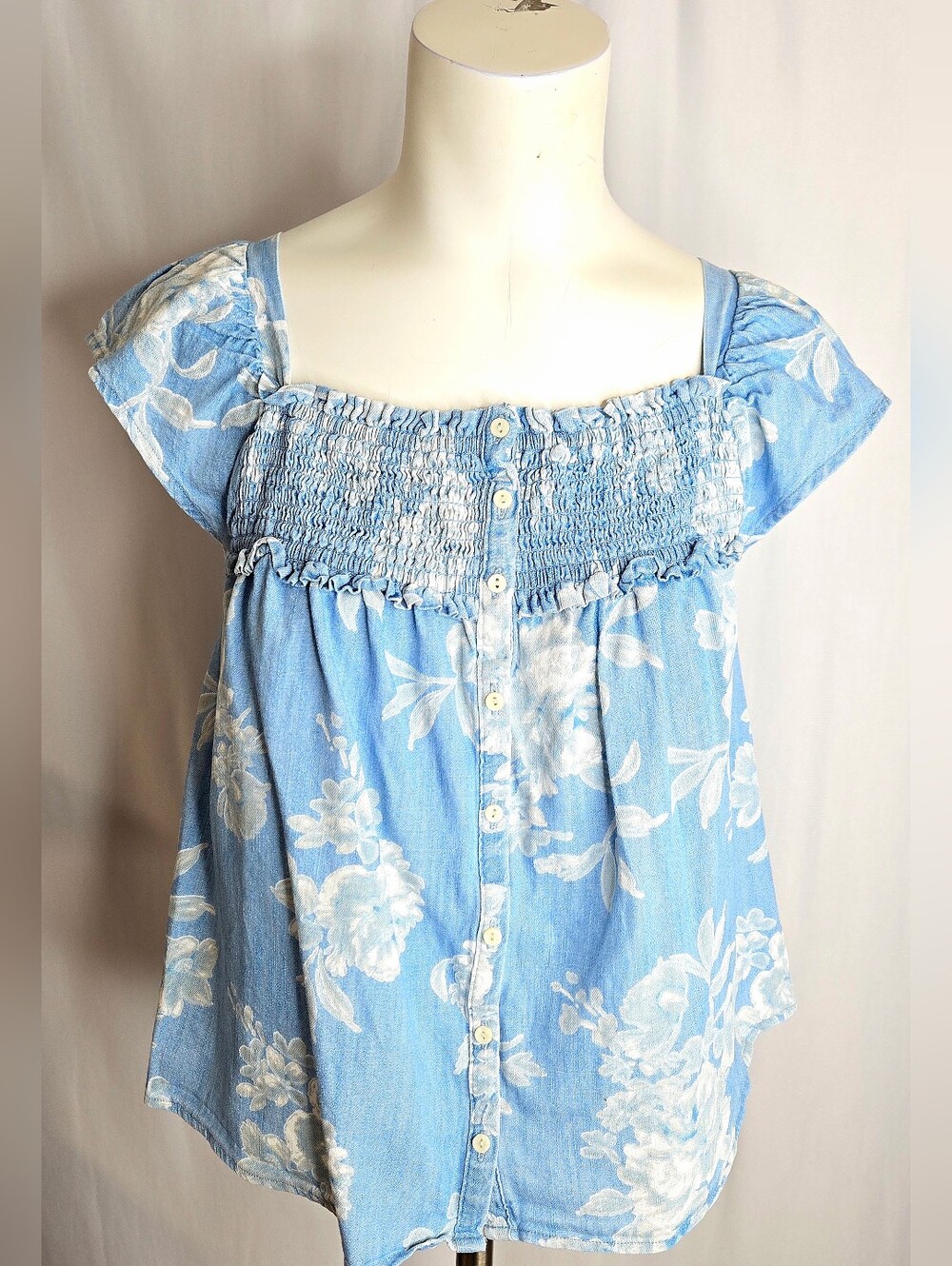Old Navy Floral Smocked Blouse Chambray Blue Cottagecore Coquette Top XS NWOT‎